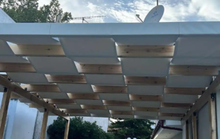 Κατασκευή πέργκολας με ξύλο σε χρώμα και ύφασμα εκρού διάτρητο