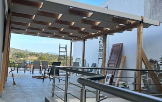 Κατασκευή πέργκολας με ξύλο σε χρώμα και ύφασμα εκρού διάτρητο