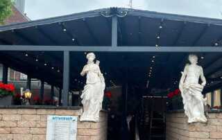 Δυριχτη κατασκευή με πέργκολες σε χρώμα ανθρακί με φωτισμό led