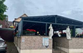 Δυριχτη κατασκευή με πέργκολες σε χρώμα ανθρακί με φωτισμό led