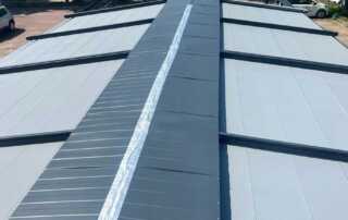 Δυριχτη κατασκευή με πέργκολες σε χρώμα ανθρακί με φωτισμό led