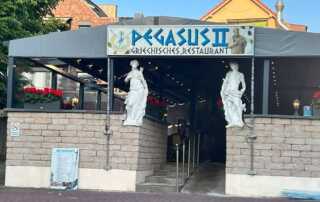 Δυριχτη κατασκευή με πέργκολες σε χρώμα ανθρακί με φωτισμό led