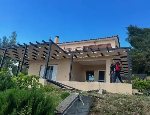 Κατασκευή παραδοσιακής πέργκολας από αλουμίνιο και ύφασμα