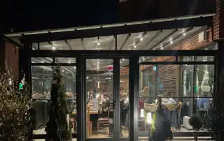 Κατασκευή και τοποθέτηση πέργγολας σε χρώμα ανθρακί και κλείσιμο περιμετρικά με γυαλί