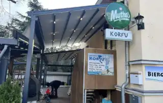 Κατασκευή και τοποθέτηση πέργγολας σε χρώμα εκρού στο Korfu Restaurant